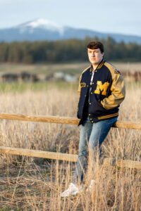 Spokane senior pictures with Mt Spokane Backdrop
